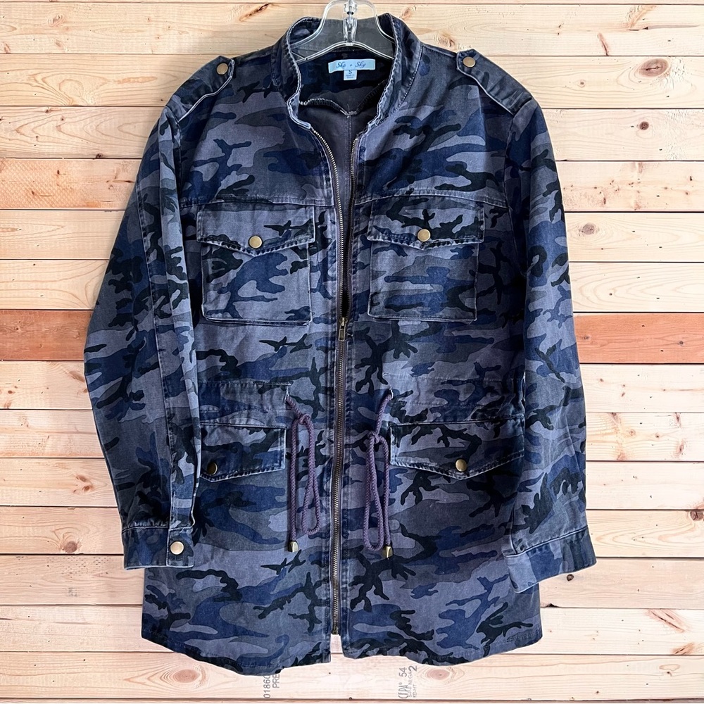 She+Sky Gray Camouflage Fully zipped strings Jacket Size S
